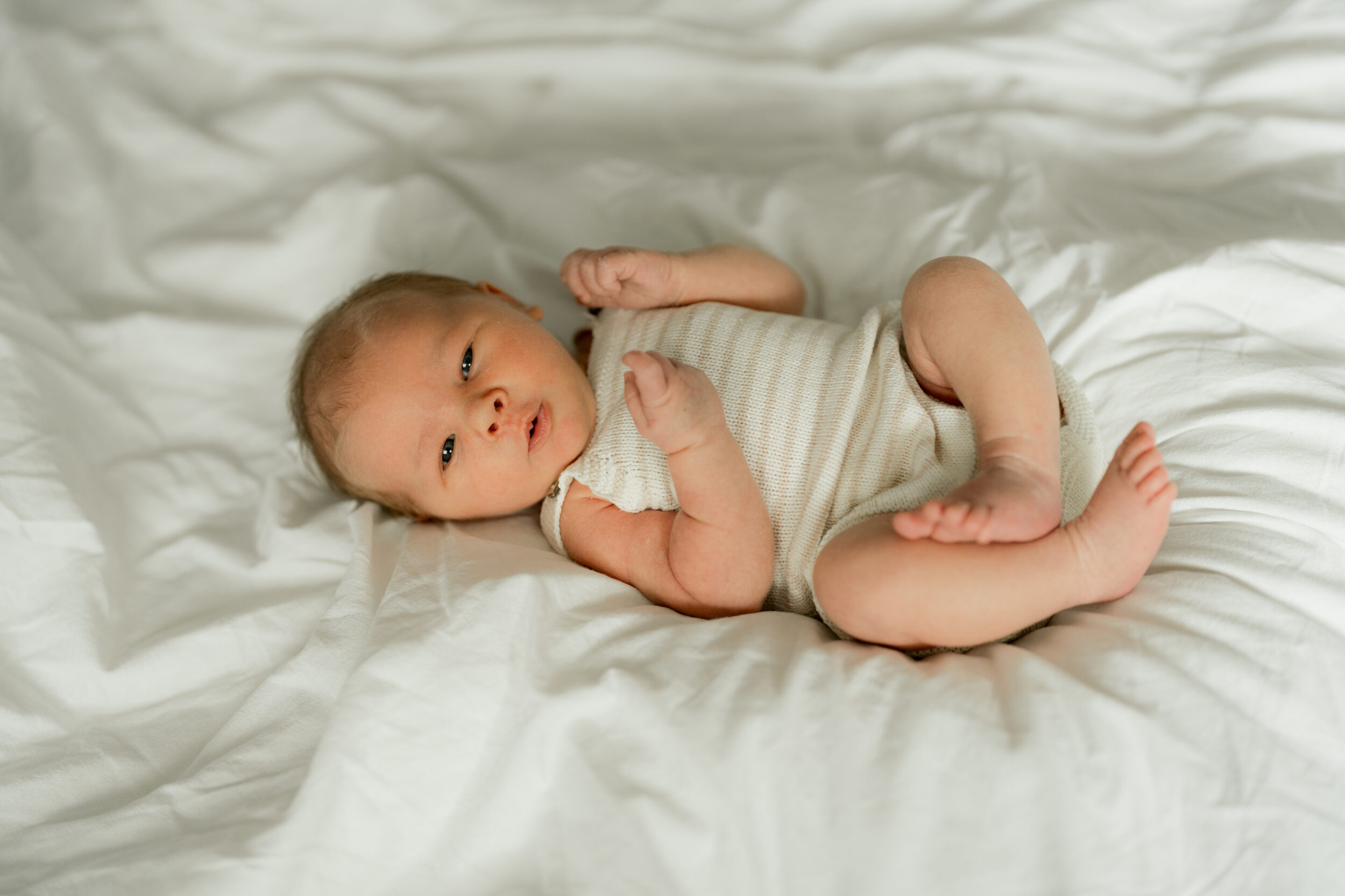 Newborn Portfolio Baby guckt dich an