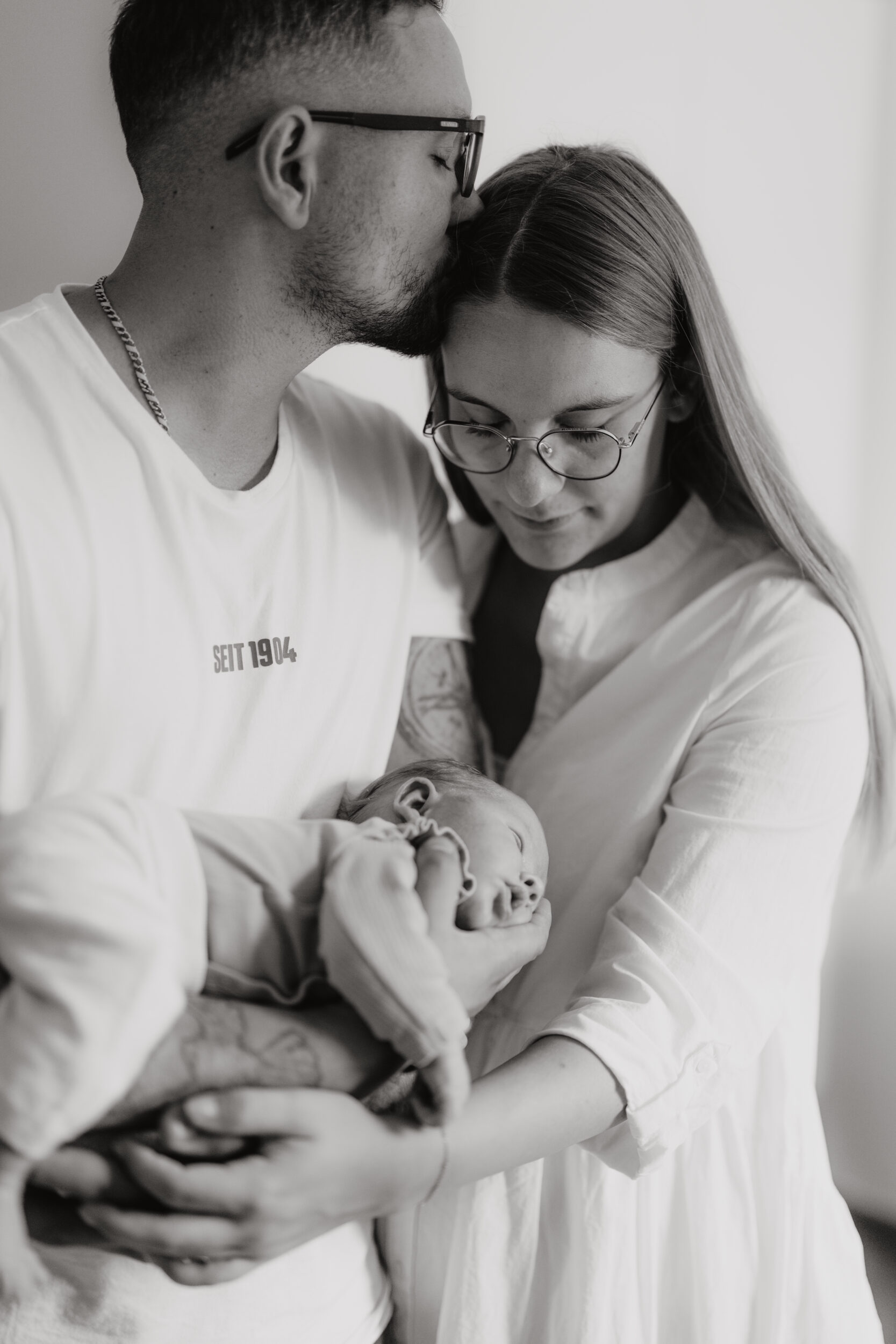 Newborn Portfolio Baby auf Mamas und Papas Arm1