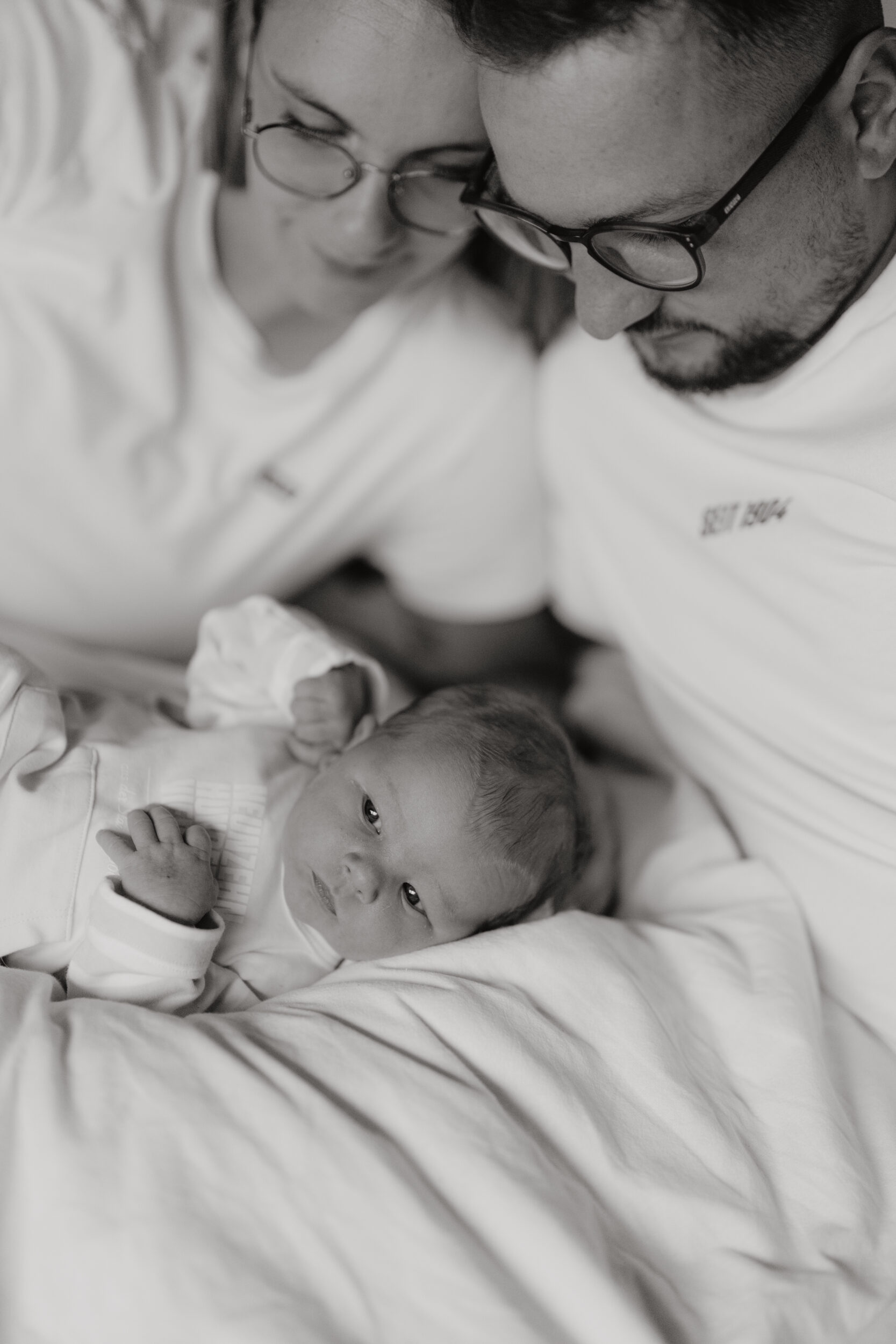 Newborn Portfolio Baby mit Mama und Papa schwarz-weiß