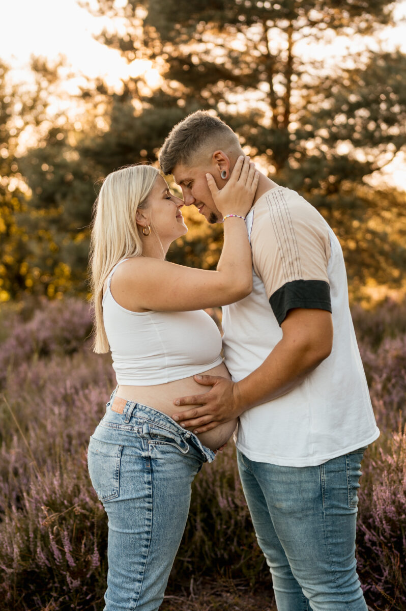Babybauch Fotografie Portfolio junges glückliches Paar in der Natur