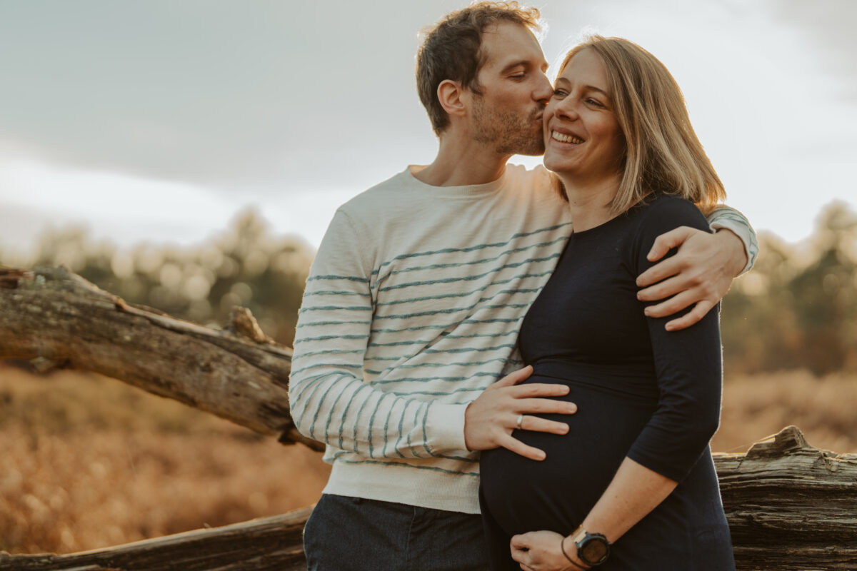 Babybauch Fotografie Portfolio junges glückliches Paar in der Natur