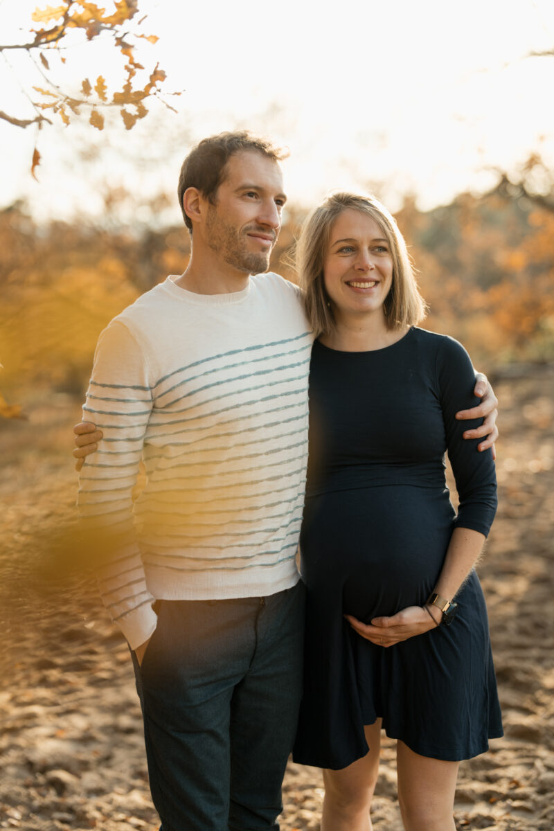 Babybauch Fotografie Portfolio junges glückliches Paar in der Natur