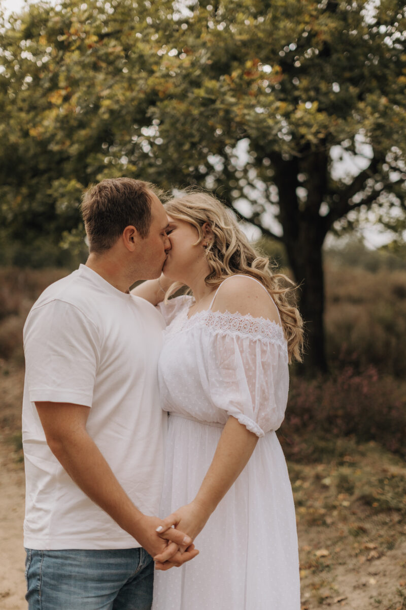 Paar küsst sich im Wald