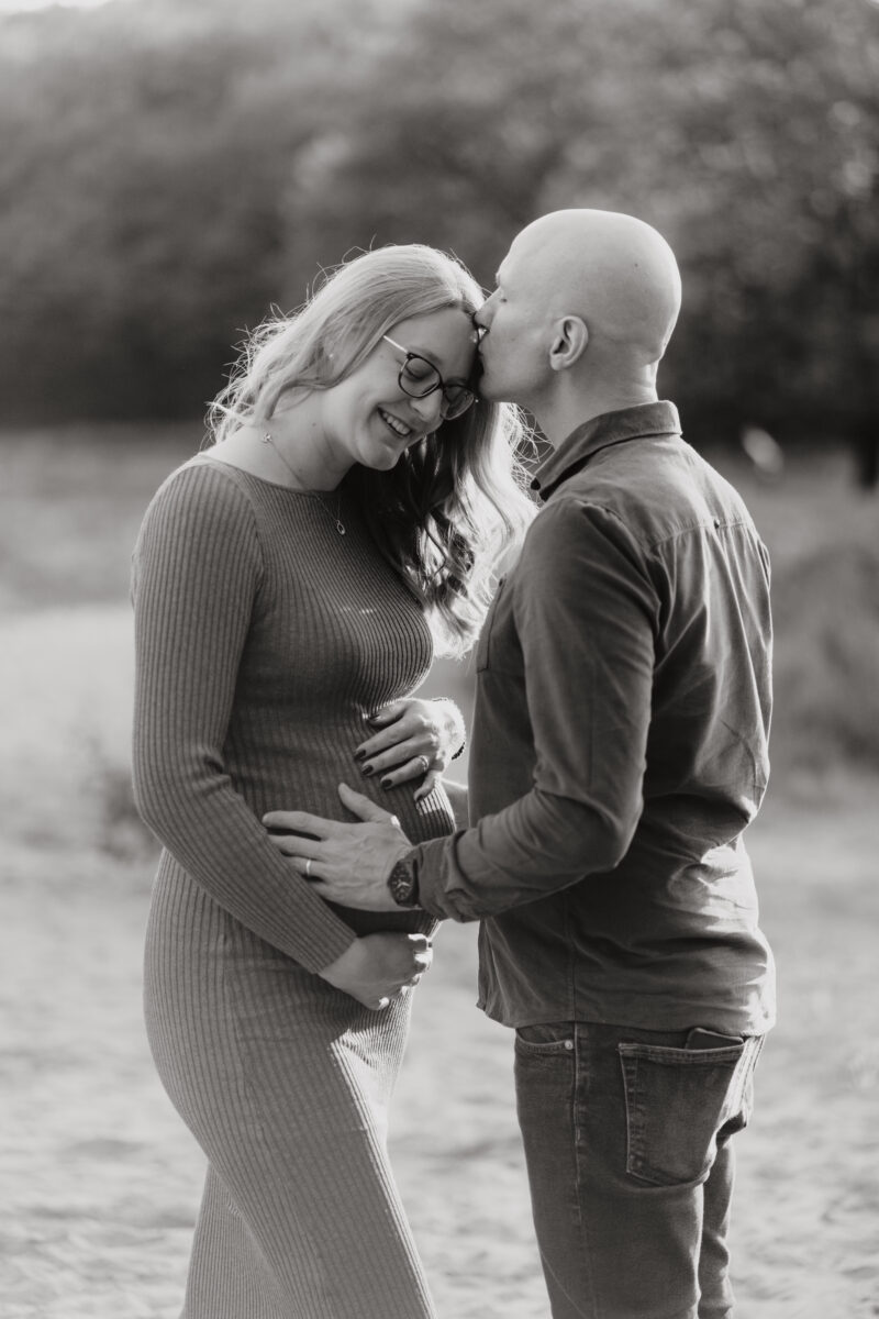 Babybauch Fotografie Portfolio glückliches junges Paar Outdoor Schwarz-Weiß-Fotografie