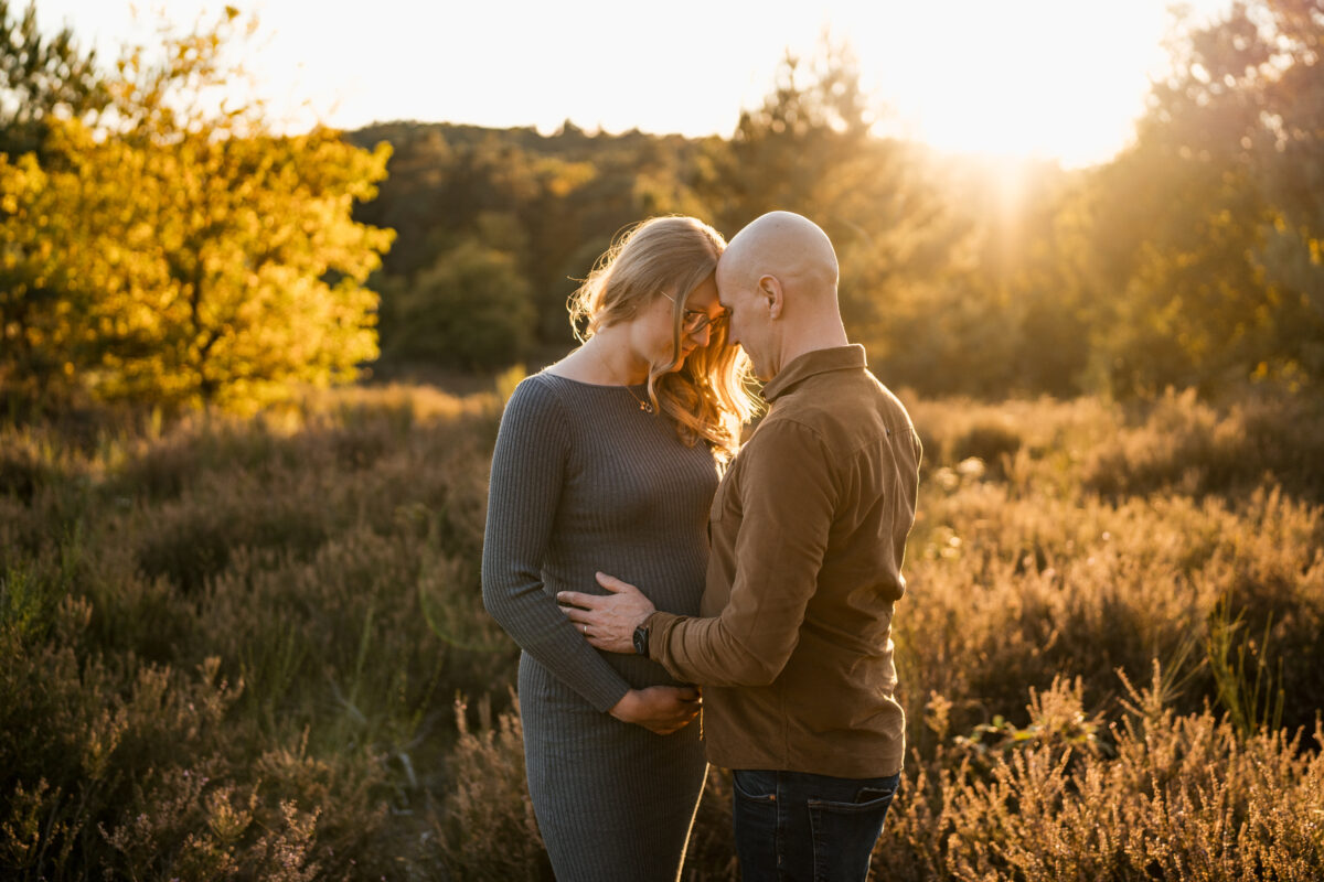 Babybauch Fotografie Portfolio junges glückliches Paar in der Natur