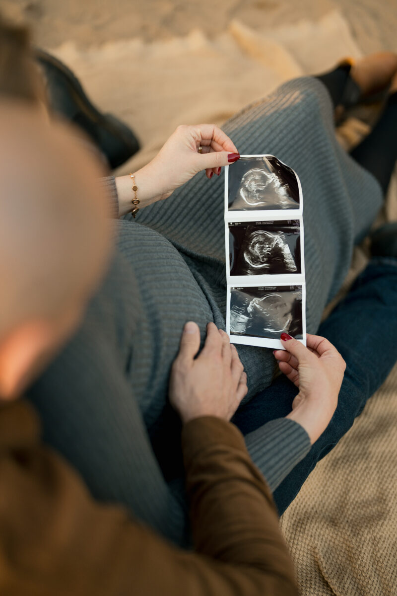 Babybauch Fotografie Portfolio Nahaufnahme vom Babybauch und verschiedenen Ultraschallbildern