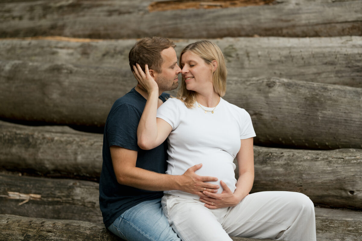 Babybauch Fotografie Portfolio junges glückliches Paar in der Natur
