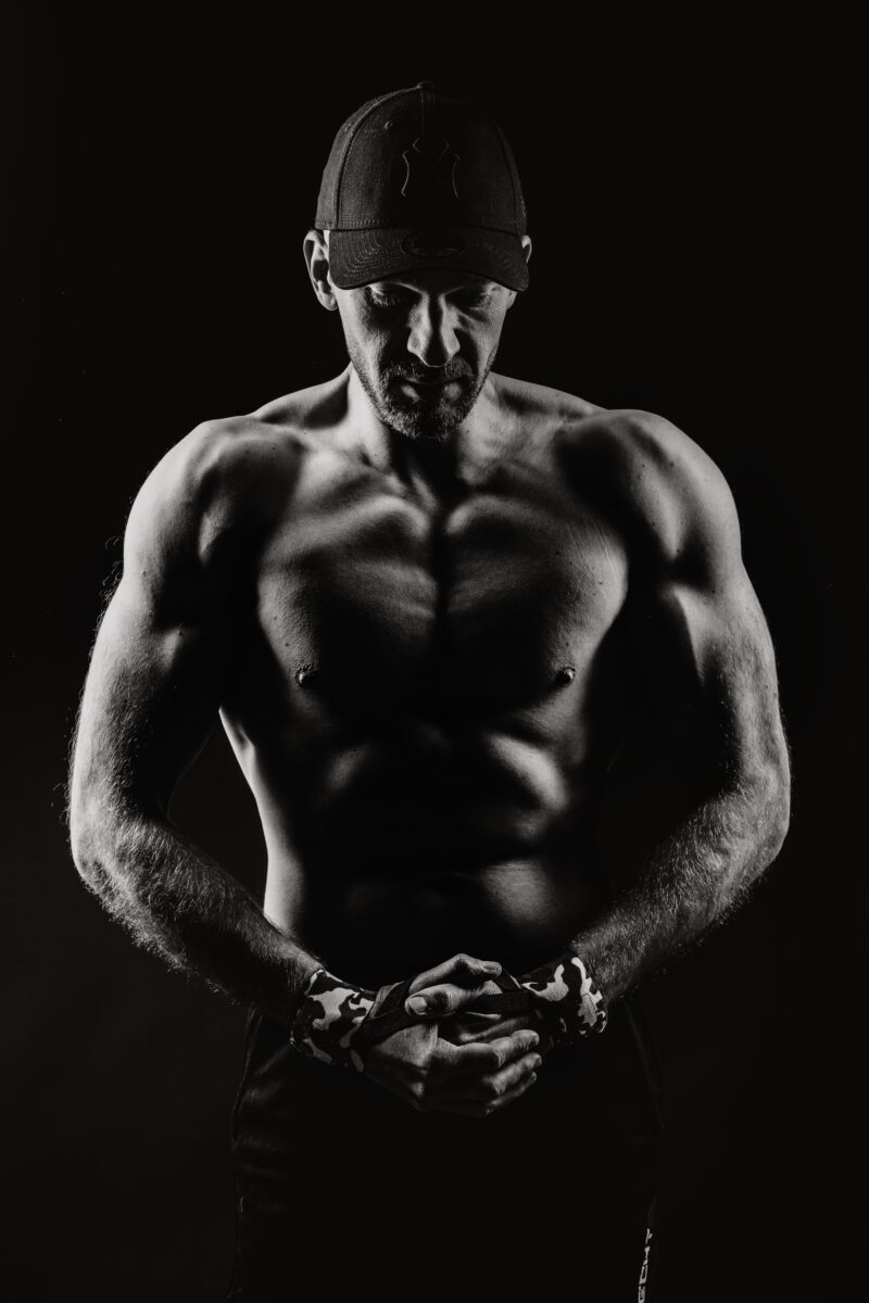 Schwarz-Weiß Portraitfoto eines Mannes, Oberkörperfrei