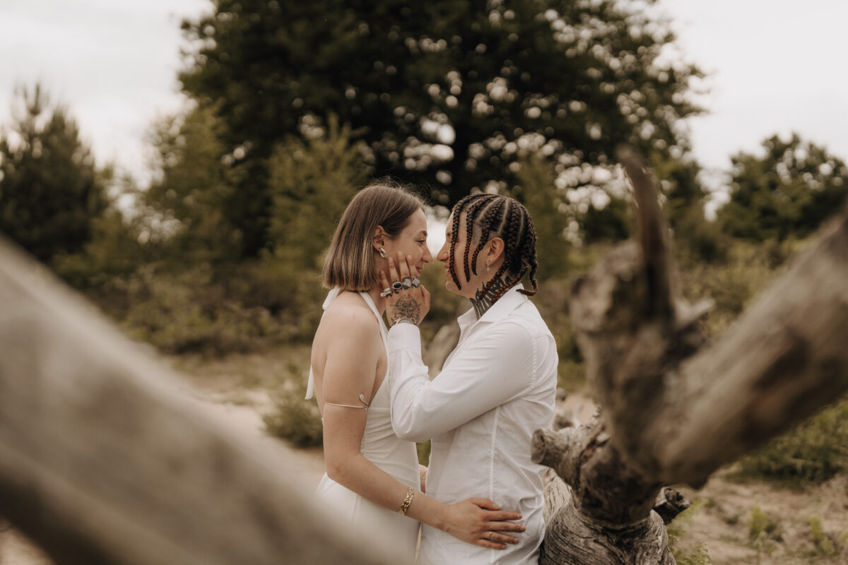 Paar schaut sich lächelnd in die Augen und setzt zum Kuss an