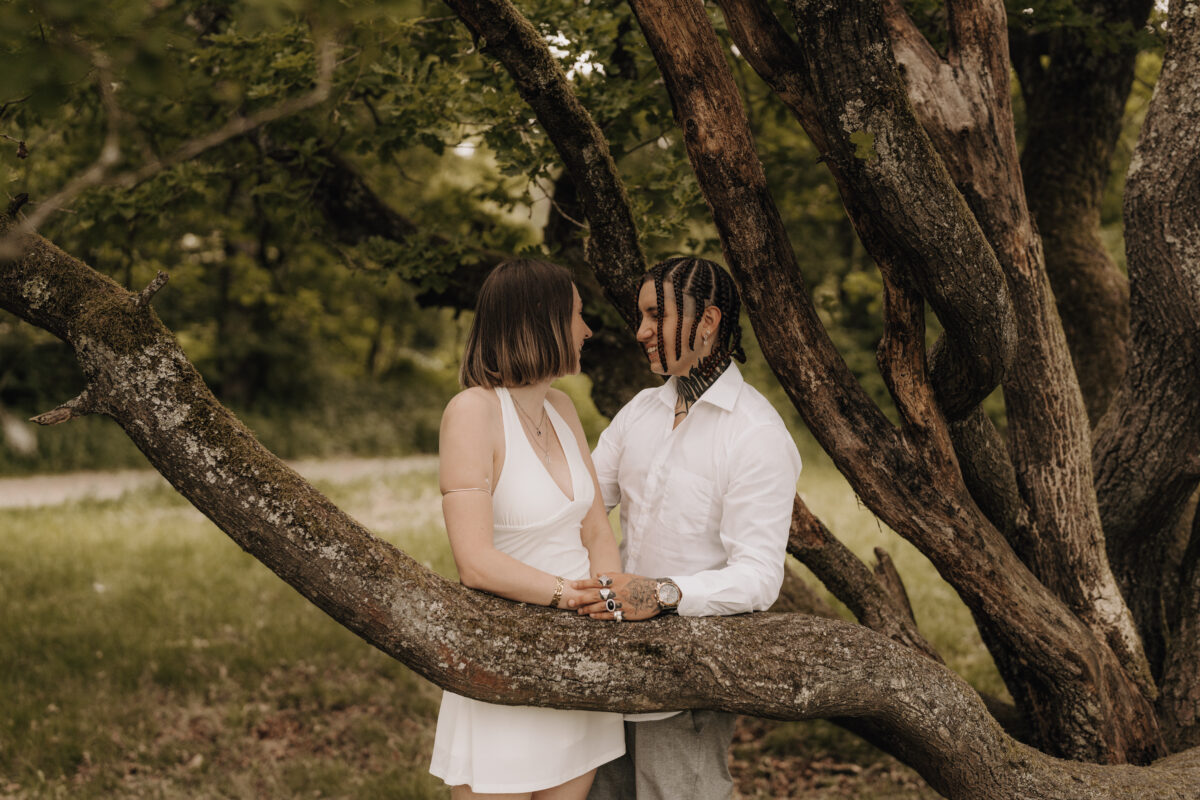 Paar schaut sich in die Augen und hält Händchen