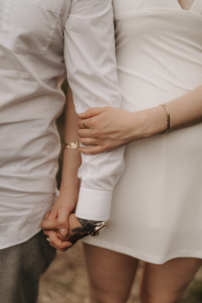 Sie hält seinen Arm