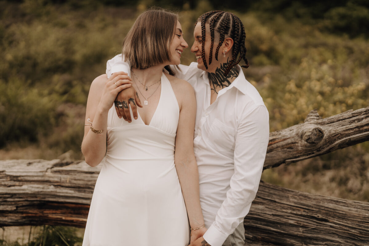 Paar schaut sich lächelnd in die Augen und setzt zum Kuss an