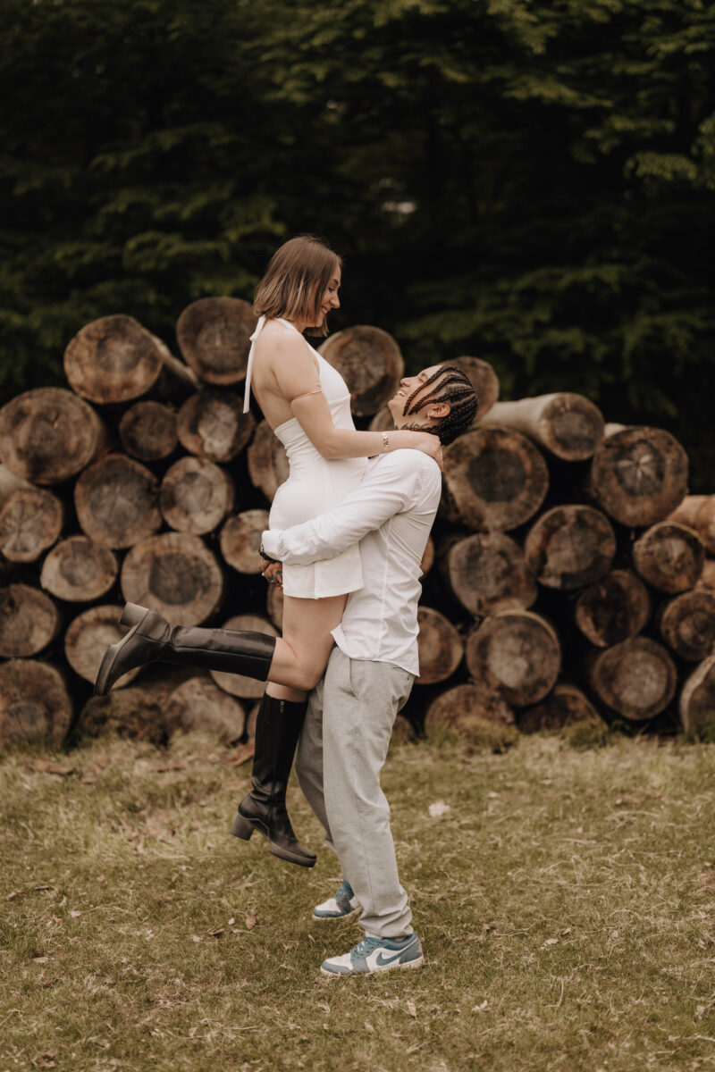 Sie wird hochgehoben und lächelt