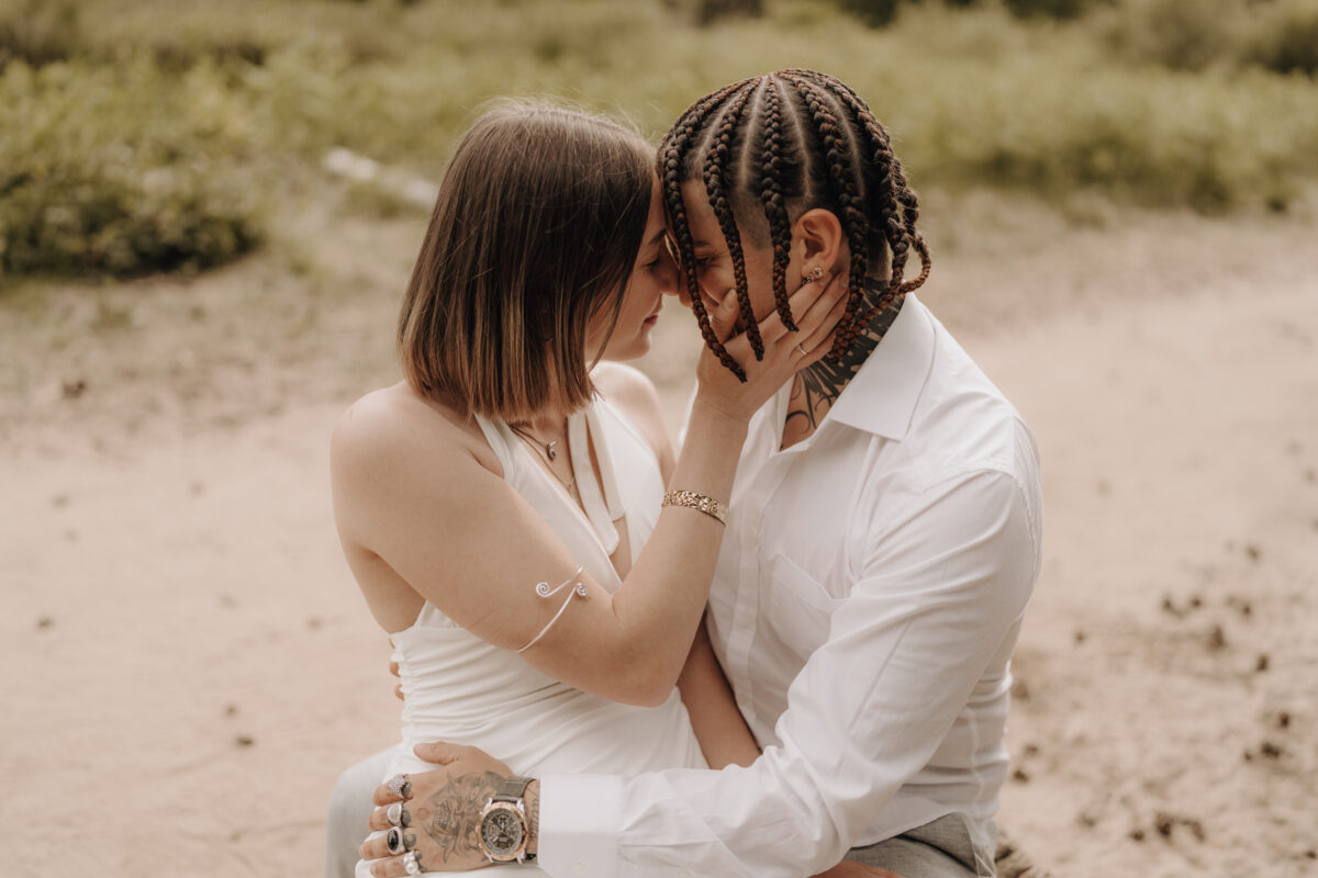 Paar hält sich Arm in Arm und setzt zum Kuss an