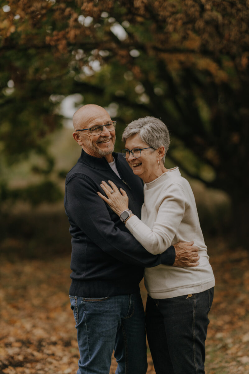 Paar lachen Arm in Arm im Wald