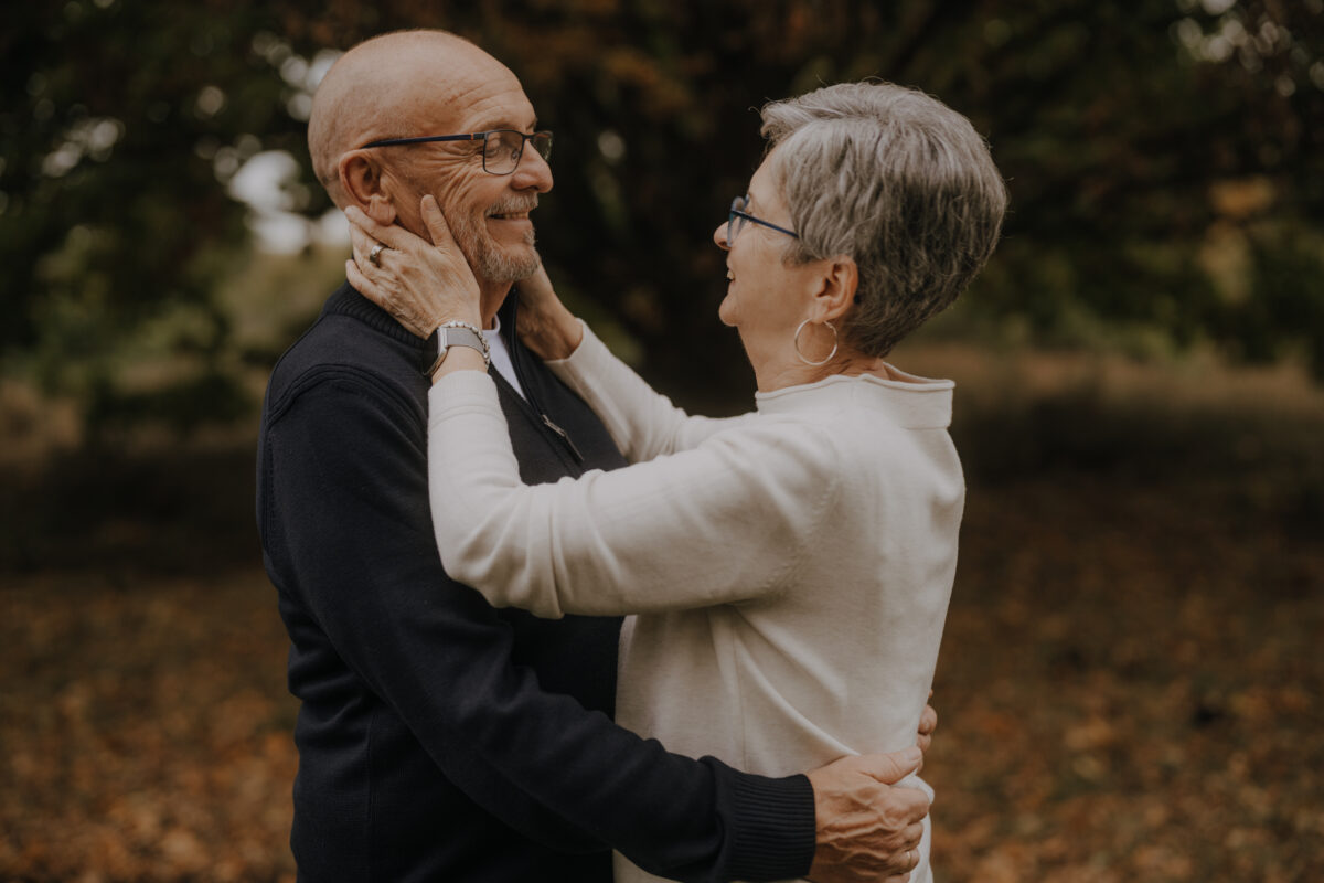 Paar hält sich Arm in Arm und setzt zum Kuss an