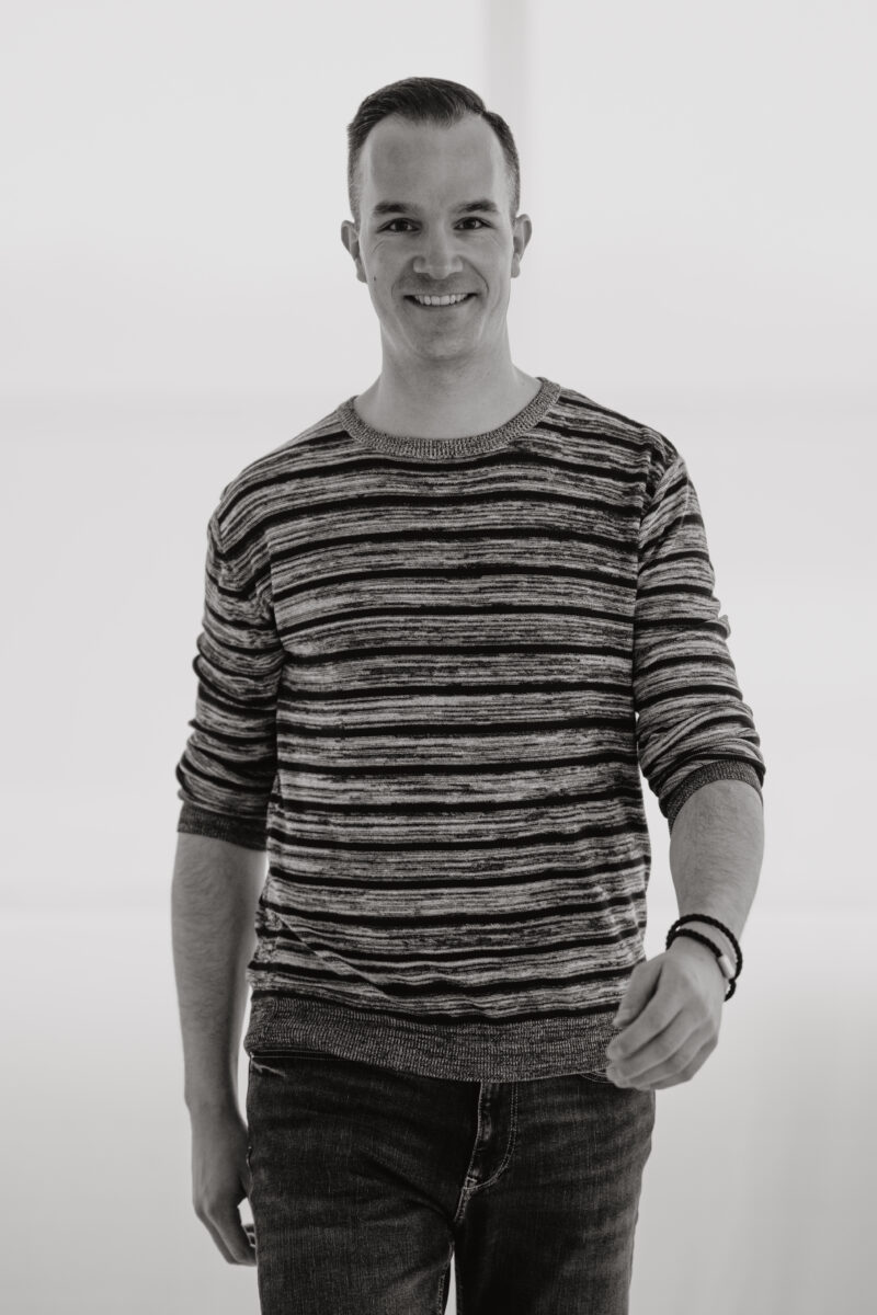 Schwarz-Weiß Portraitfoto eines Mannes, Blick in die Kamera