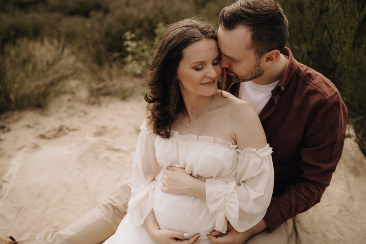 Babybauch Fotografie Portfolio werdendes Elternpaar posiert in der Natur