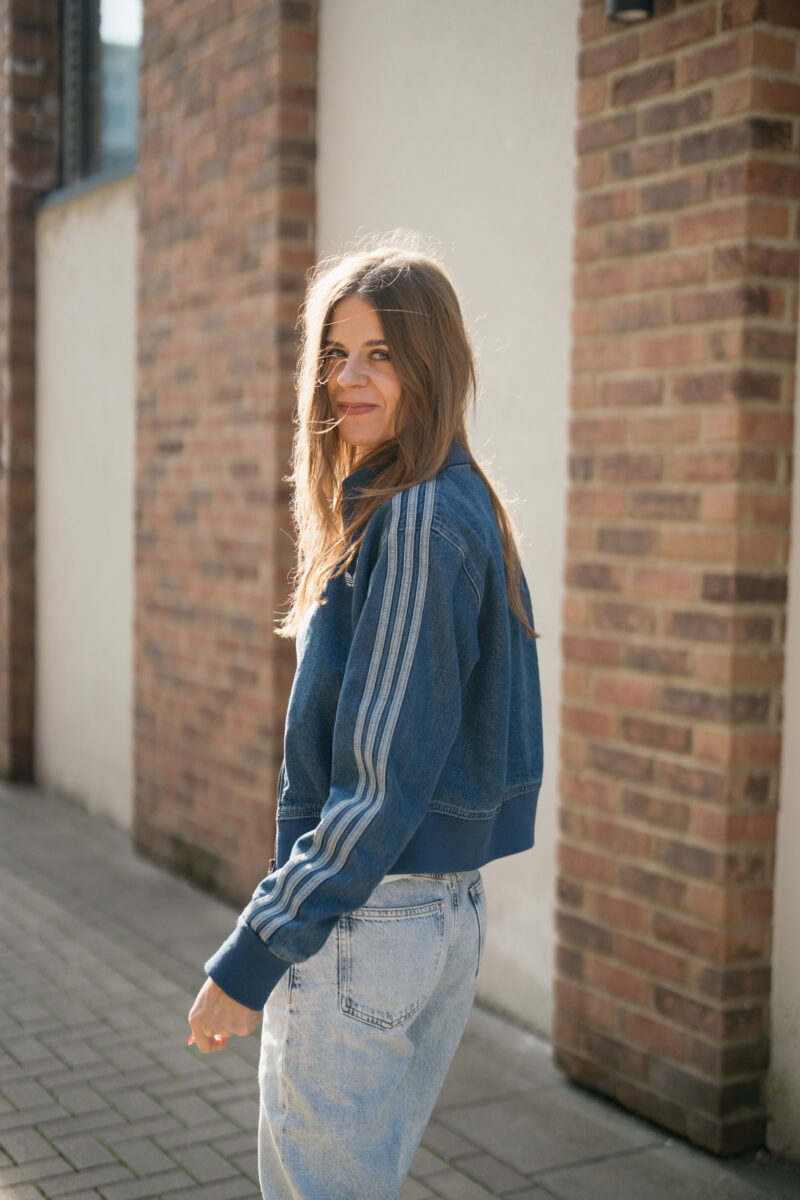Frau schlendert der Sonne entgegen