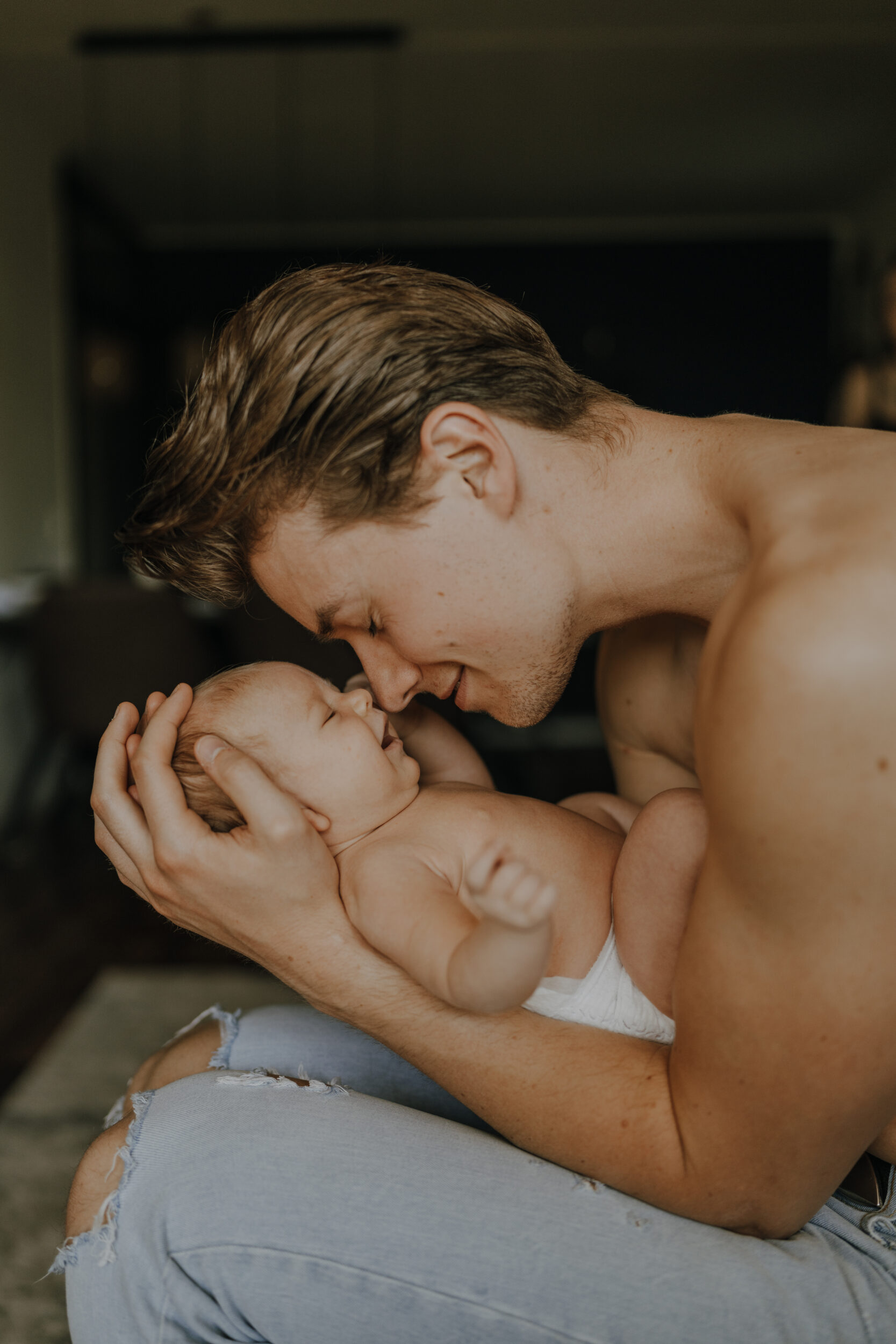 Newborn Portfolio Papa hält Baby mit beiden Armen/Händen, Nase an Nase