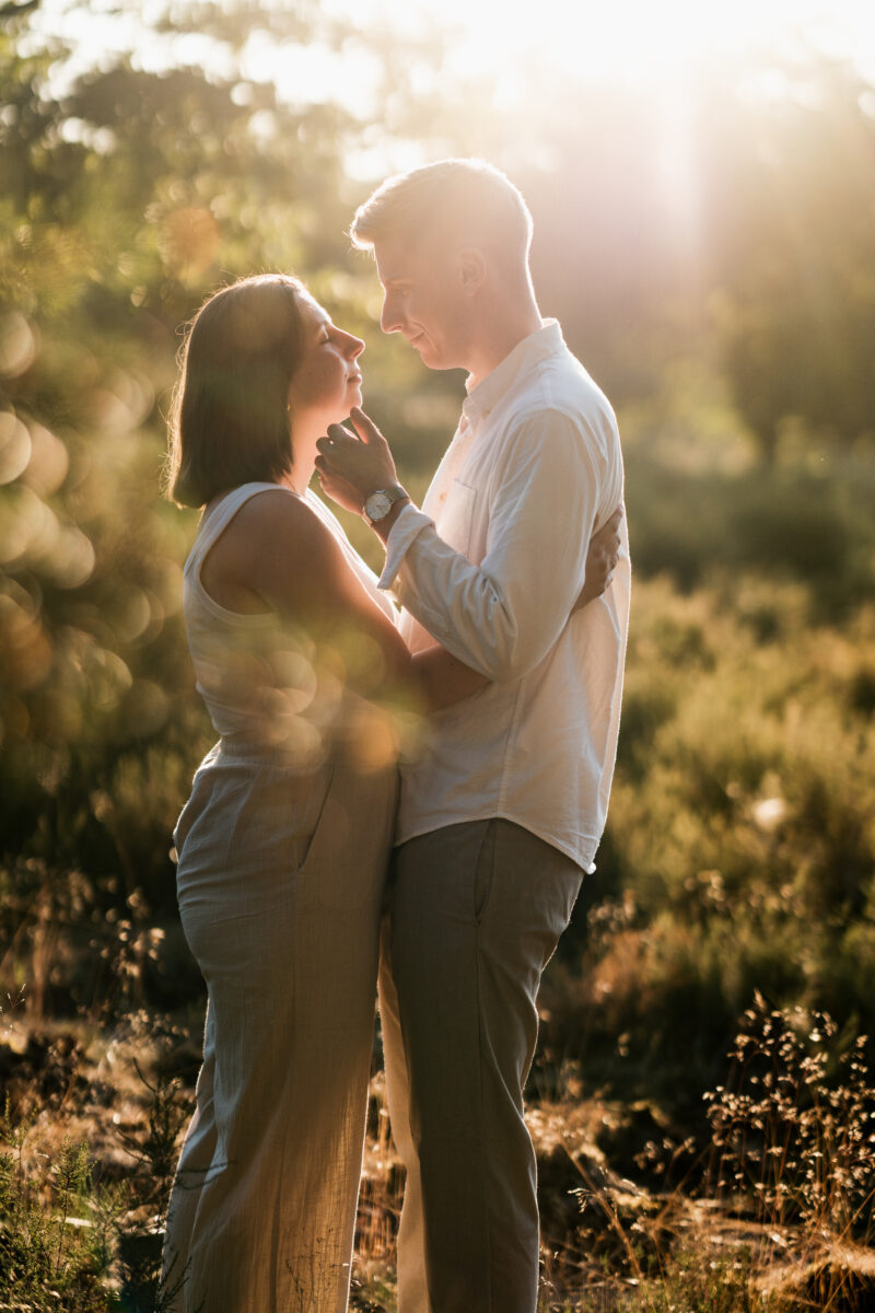 Paar setzt beim Sonnenuntergang zum Kuss an