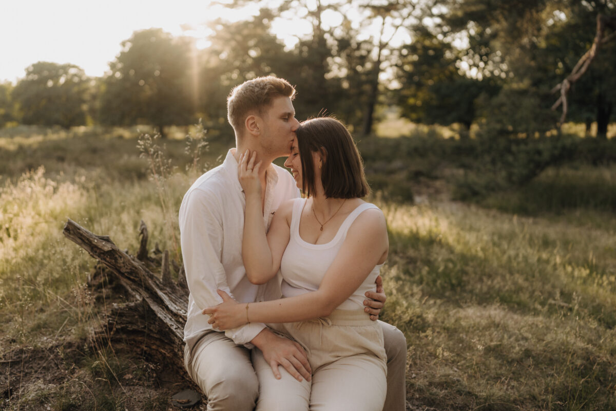 Er gibt ihr einen Stirnkuss in der Abendsonne