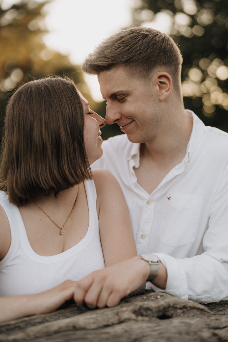 Paar schaut sich verliebt in die Augen und setzt zum Kuss an