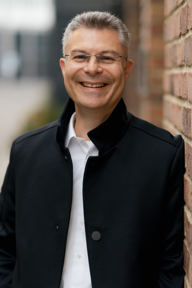 Lächelndes Portraitfoto eines Mannes