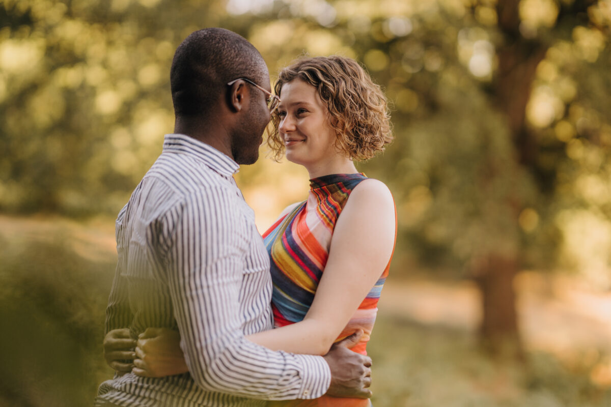 Paar schaut sich verliebt in die Augen und lächelt