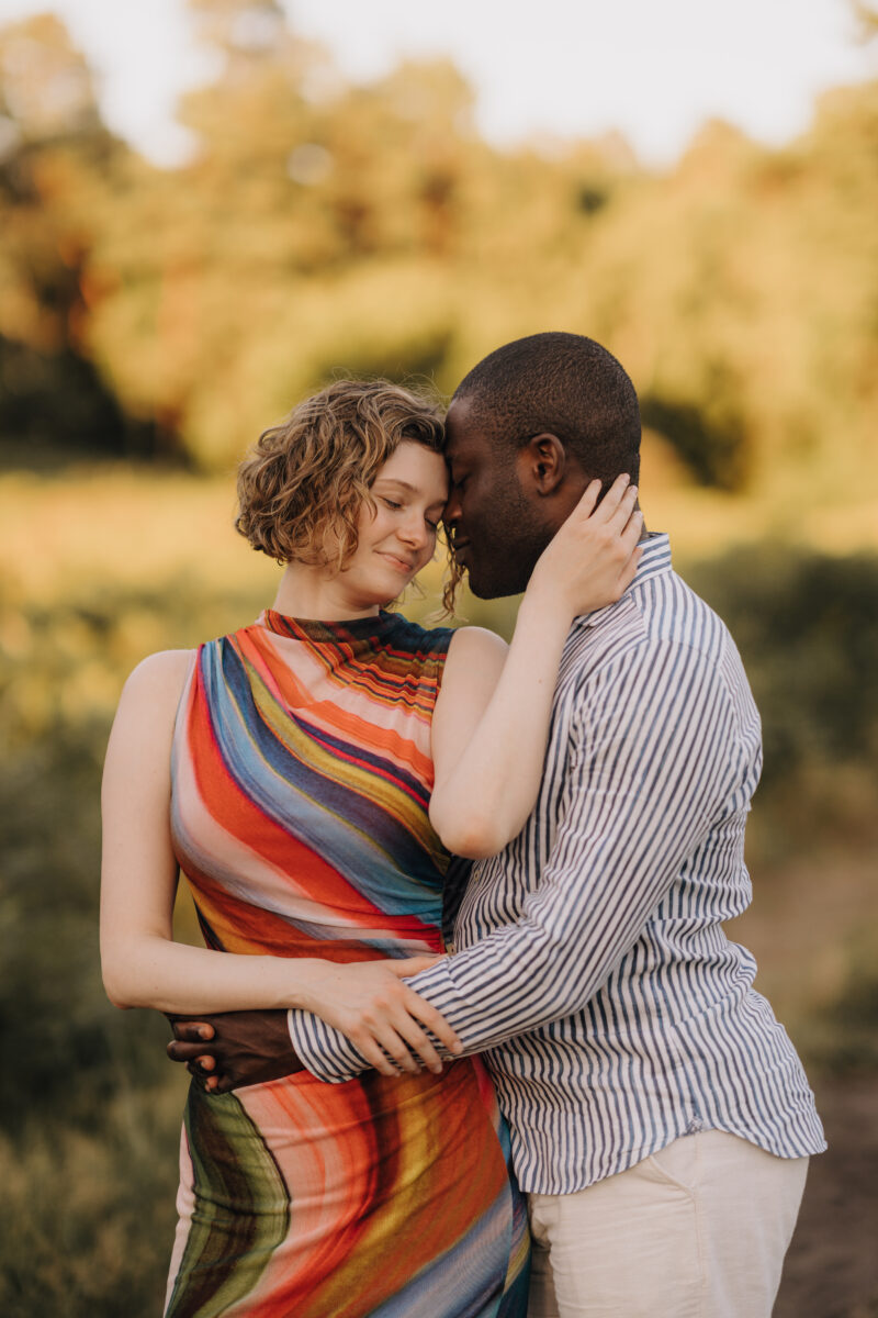 Sie wird von der Seite umarmt und lächelt