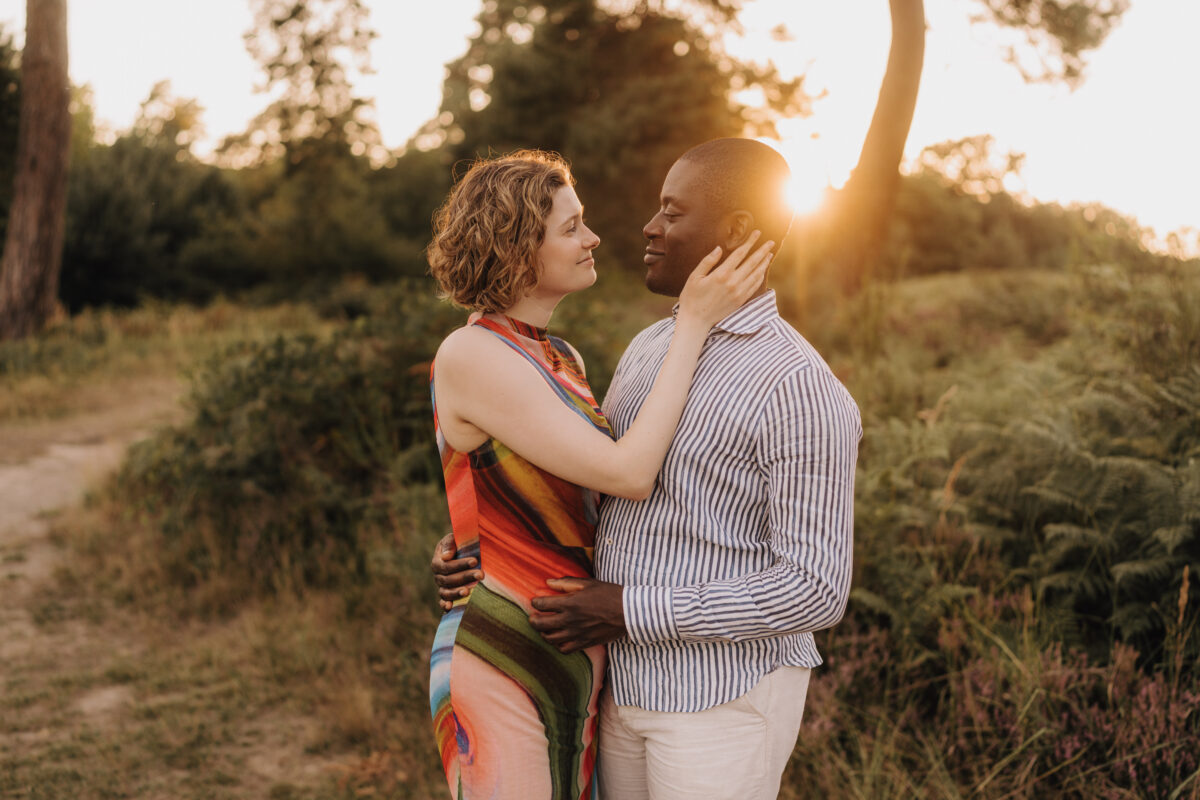 Paar schaut sich lächelnd in die Augen und setzt zum Kuss an