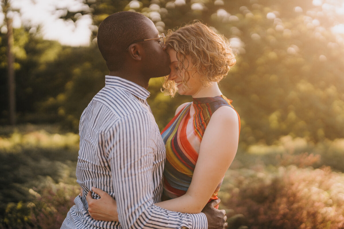 Er gibt ihr einen Stirnkuss in der Abendsonne