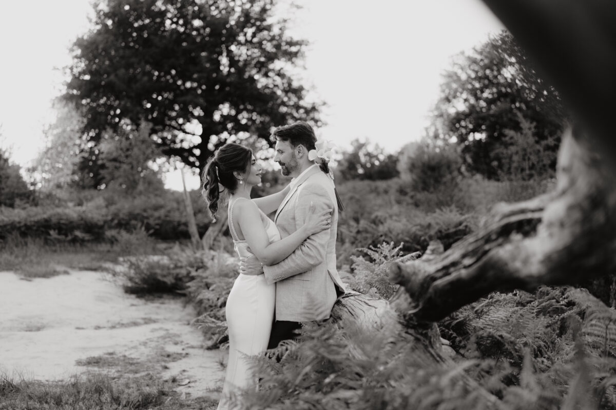 Paar halten sich im Arm und schauen sich verliebt an, fotografiert in Schwarz-Weiß
