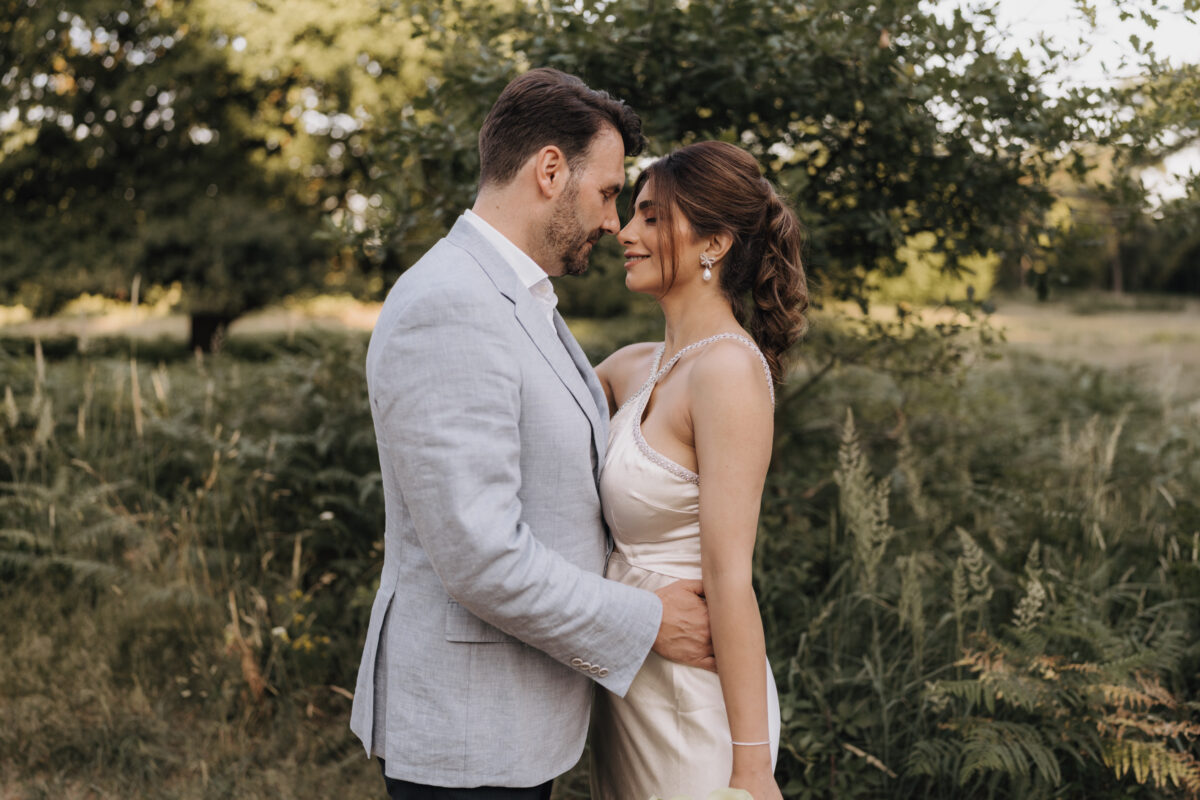 Paar schaut sich an und setzt zum Kuss an