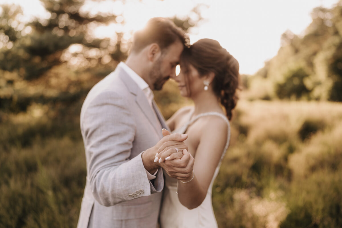 Paar umarmt sich Stirn an Stirn in der Abendsonne