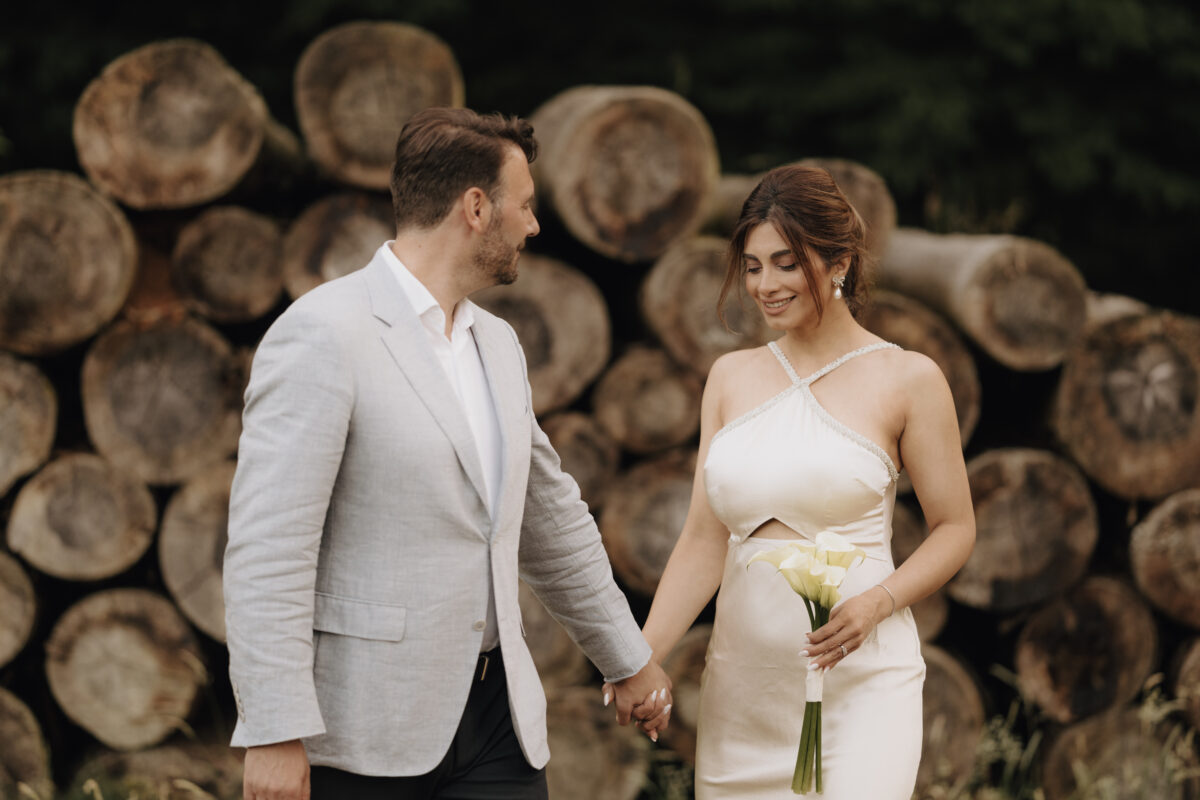 Paar geht Händchen haltend auf die Kamera zu