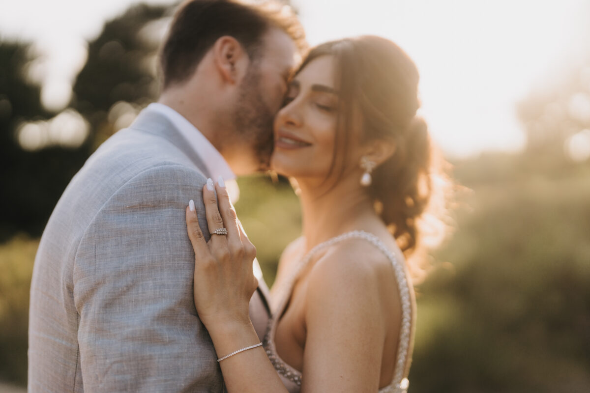 Er gibt ihr einen Wangenkuss im Sonnenuntergang