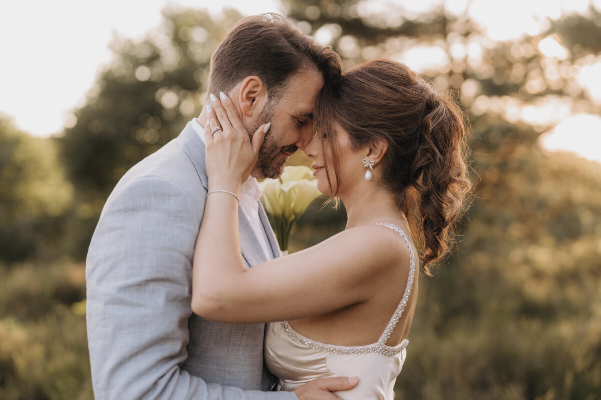 Paar legt Stirn an Stirn mit geschlossenen Augen