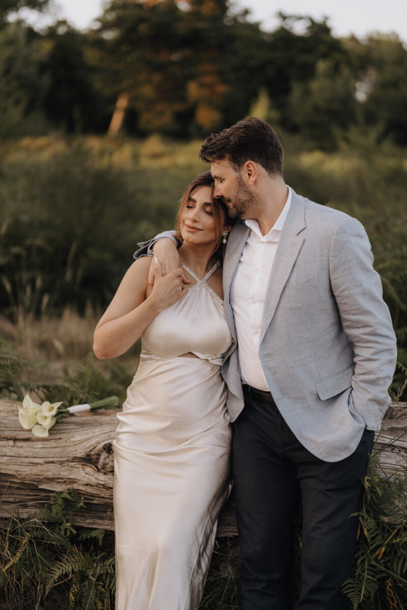 Paar hält sich in den Armen mit geschlossenen Augen