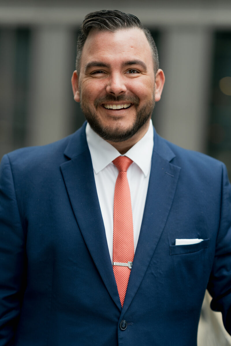 Lachendes Portraitfoto eines Mannes