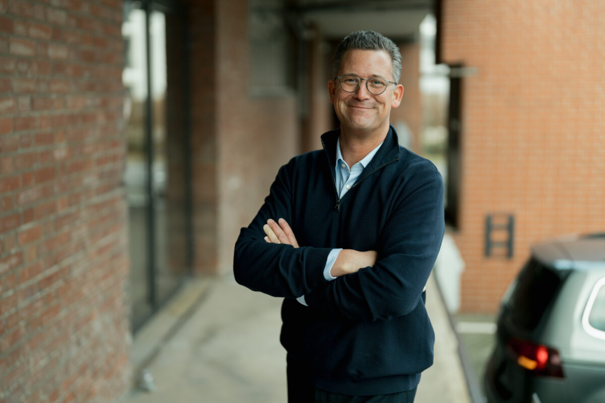 Portraitfoto eines Mannes im Business Look, freundlicher Blick in die Kamera