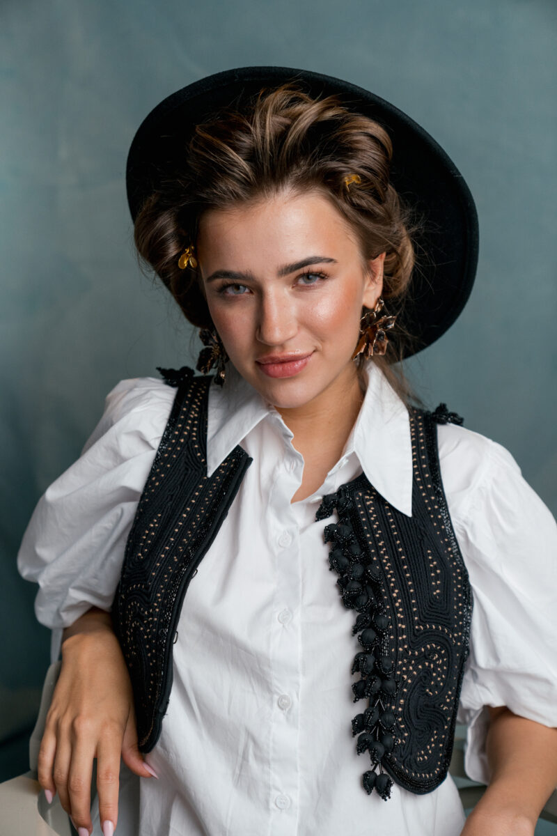 Kreatives Portraitfoto einer Frau mit Hut