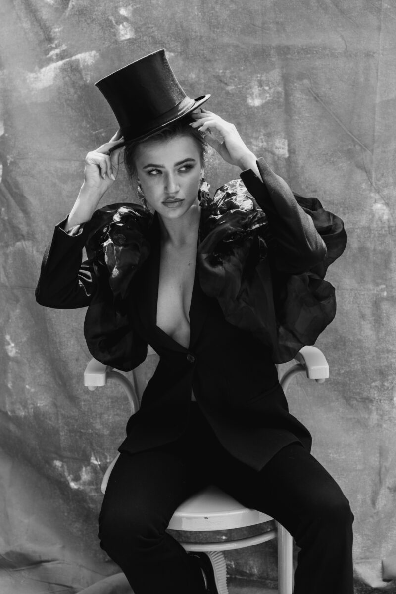 Schwarz-Weiß Portraitfoto einer Frau mit Hut