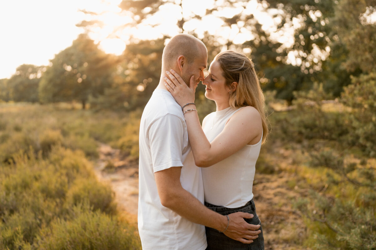 Paar setzt zum Kuss in der Abendsonne an