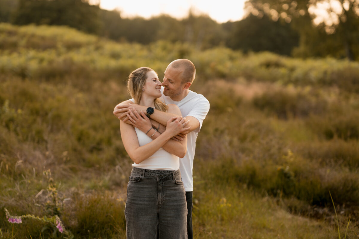 Paar schaut sich lächelnd in die Augen und setzt zum Kuss an