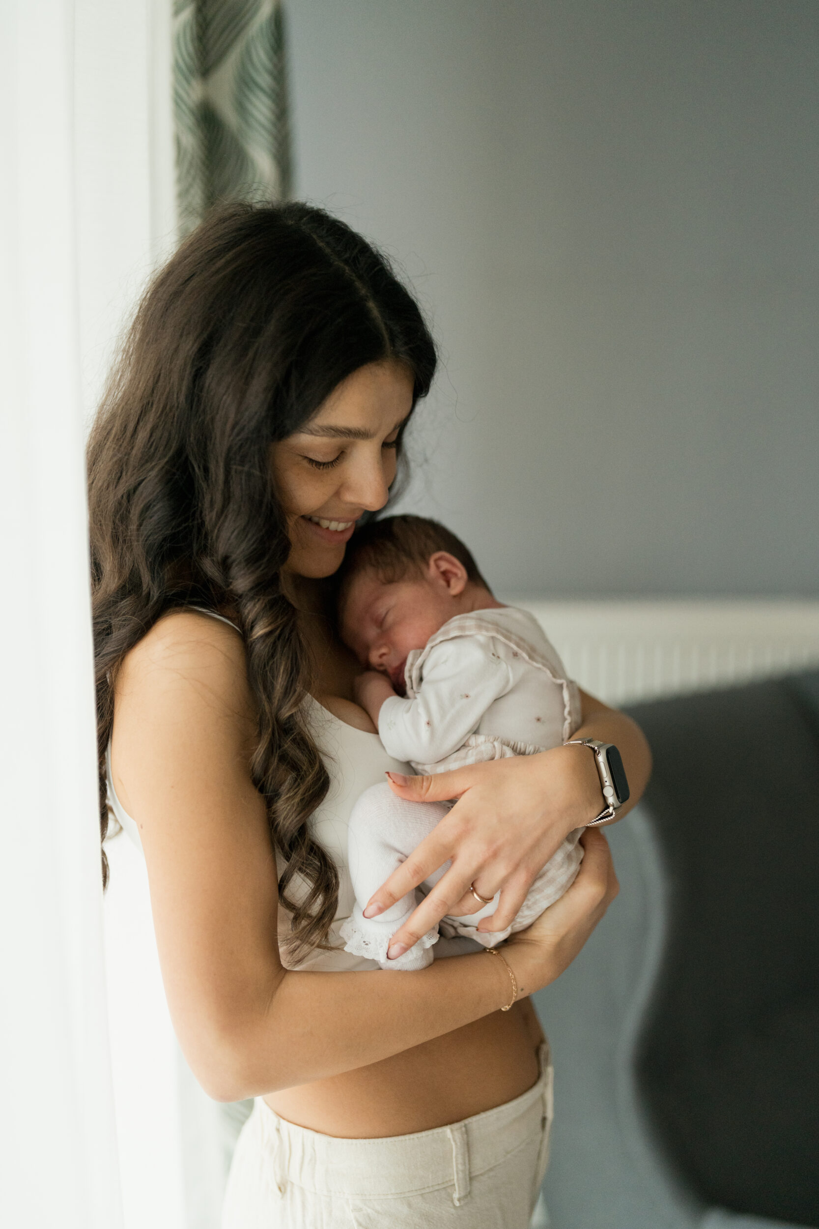 Newborn Portfolio Baby auf Mamas Arm
