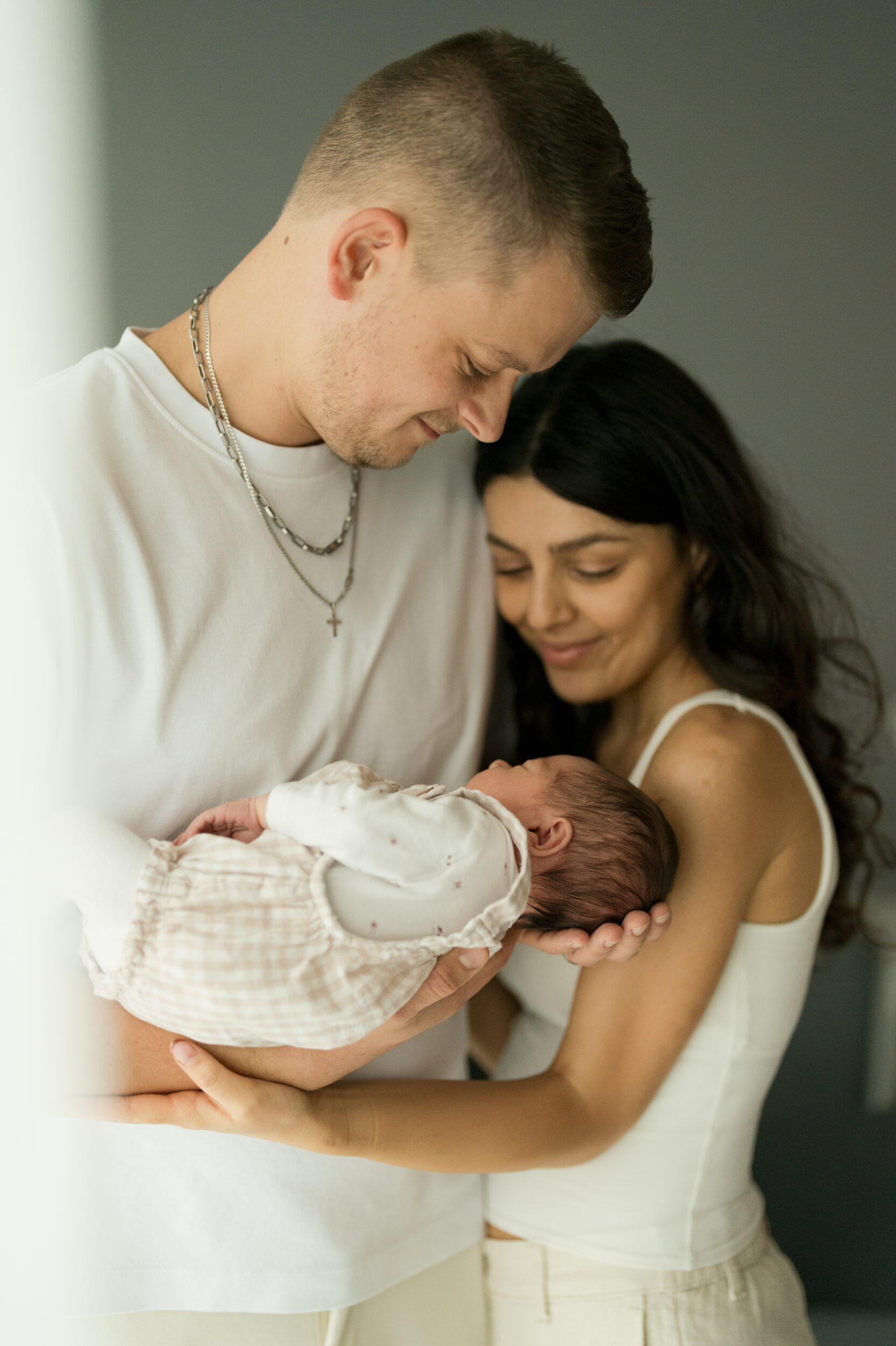 Newborn Portfolio Baby auf Mamas und Papas Arm4