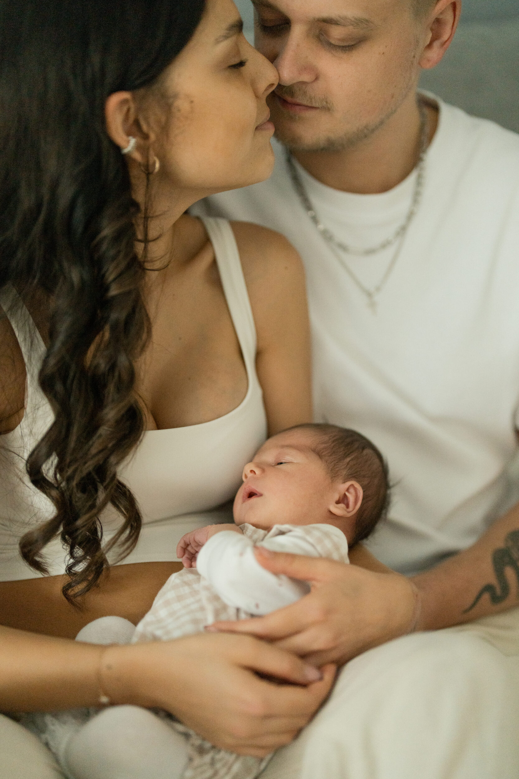 Newborn Portfolio Baby auf Mamas und Papas Arm2