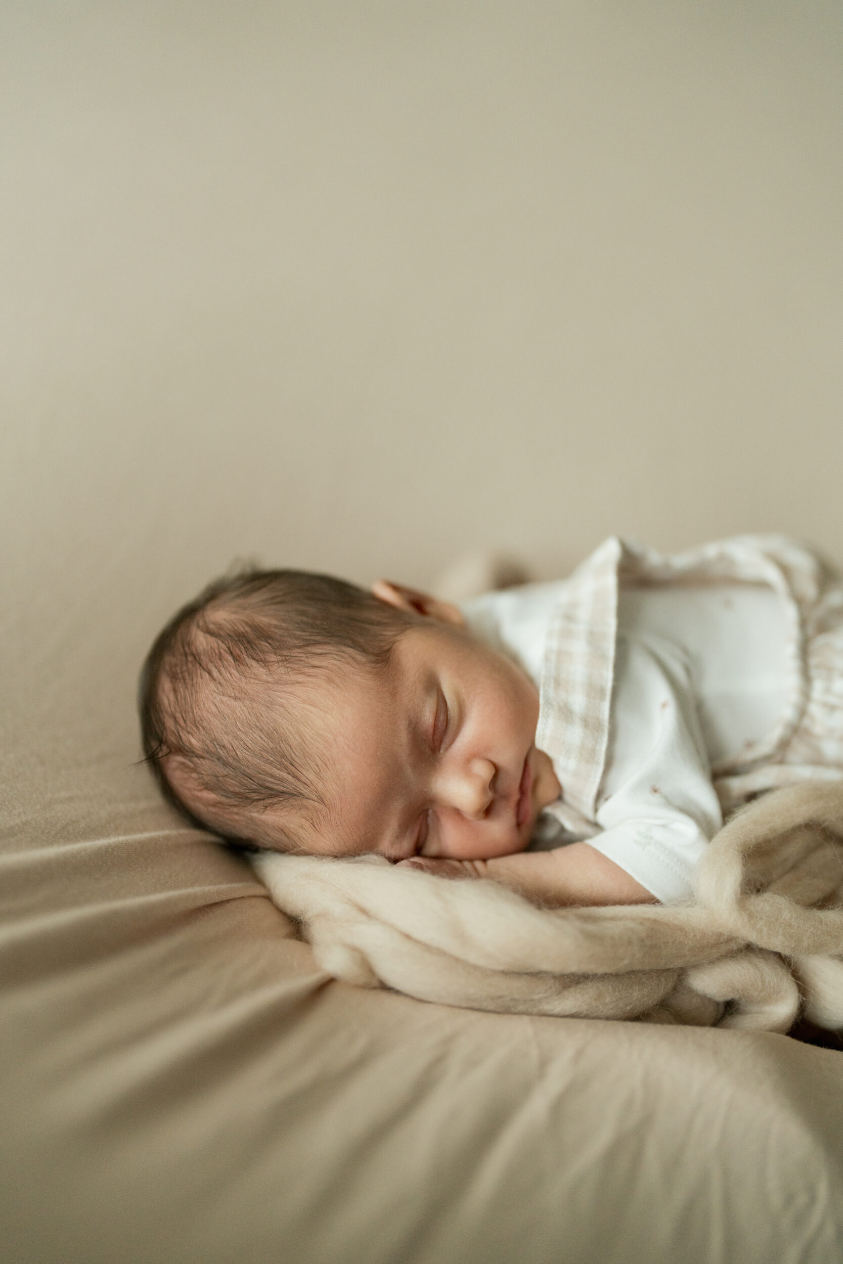 Newborn Portfolio Baby auf dem Bauch schlafend