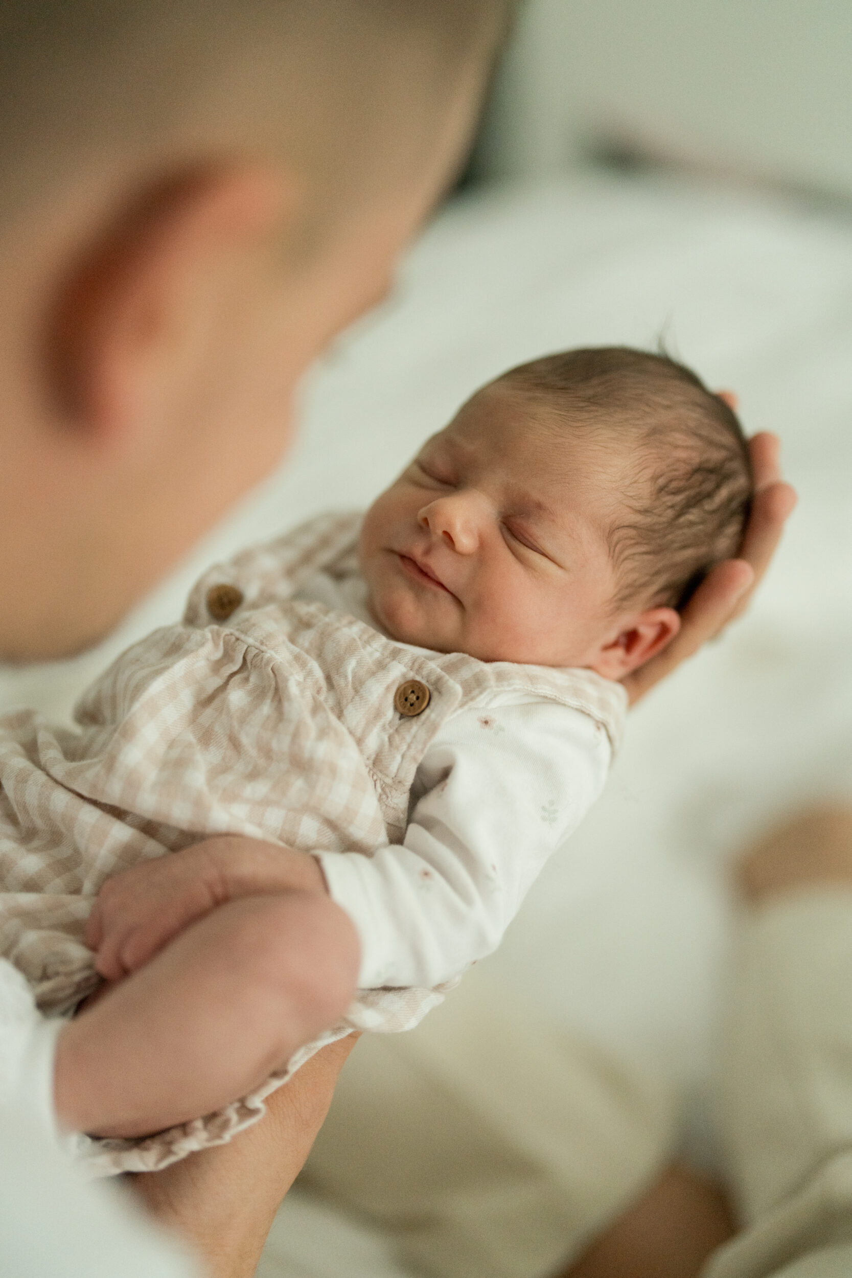Newborn Portfolio Baby auf Papas Arm